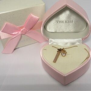 The Kiss Pink gold plated Disney Japan Brand (Dreaming the same future)By Disney